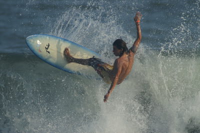 Mateo surfeando