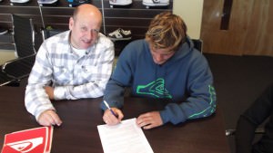 Santiago Muñiz, junto a Rodolfo Sotura CEO de World Sport SRL, firmando el acuerdo que lo vincula con QUIKSILVER Argentina por tres años.