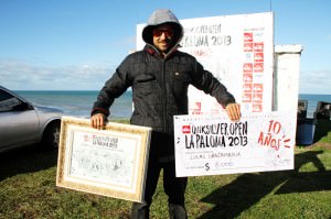 El campeón con el cheque y su premio. Foto: Hernán Ramos.