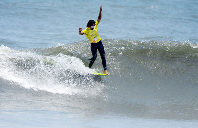 El medallista de Oro en Open Hombres, Antoine Delpero (FRA). Foto: ISA/Michael Tweddle.