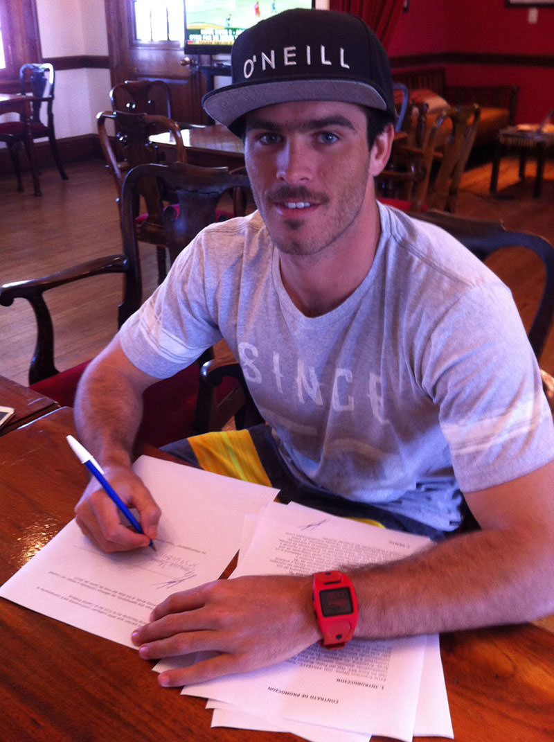 Frankie firmando contrato con O'Neill.